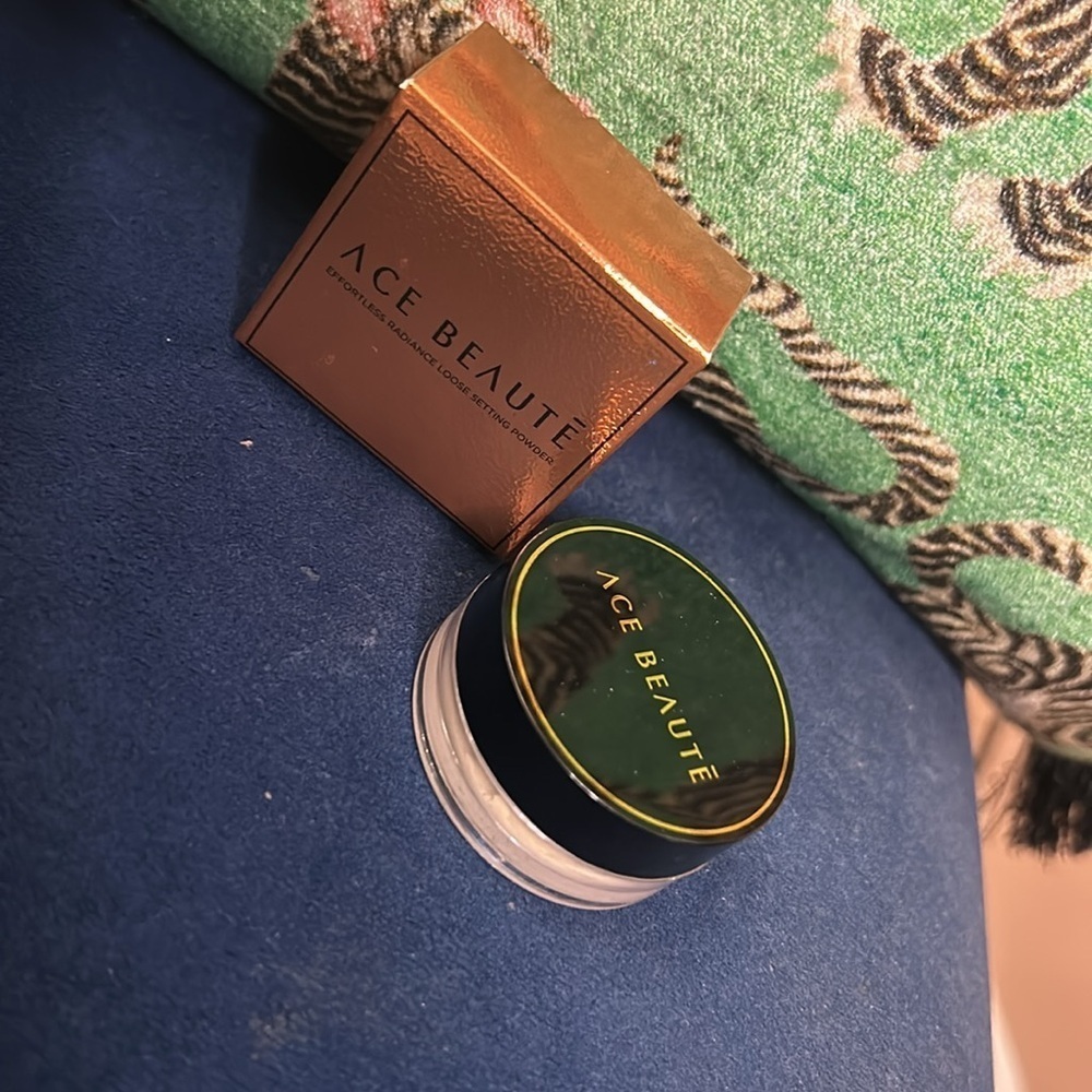 Ace Beaute Effortless Radiance Loose Setting Powder in Shade Fair